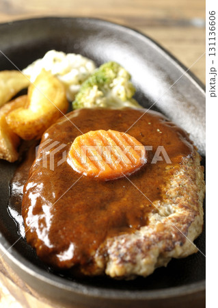 付け合わせでポテトフライ、ポテトサラダ、ブロッコリーが乗ってるハンバーグプレート 付け合わせでポテトフライ、ポテトサラダ、ブロッコリーが乗ってるハンバーグプレート 131136606