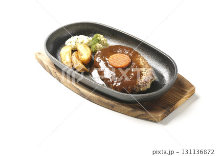 付け合わせでポテトフライ、ポテトサラダ、ブロッコリーが乗ってるハンバーグプレートを白背景で撮影 付け合わせでポテトフライ、ポテトサラダ、ブロッコリーが乗ってるハンバーグプレートを白背景で撮影 131136872