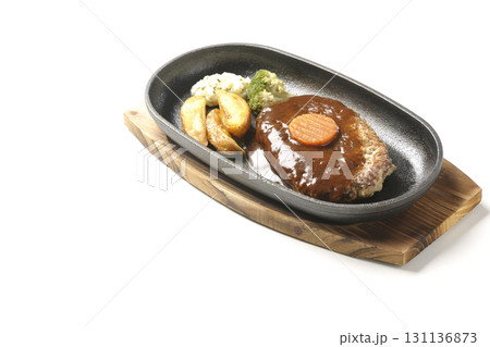 付け合わせでポテトフライ、ポテトサラダ、ブロッコリーが乗ってるハンバーグプレートを白背景で撮影 131136873