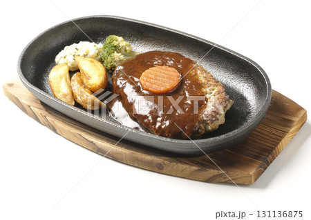 付け合わせでポテトフライ、ポテトサラダ、ブロッコリーが乗ってるハンバーグプレートを白背景で撮影 付け合わせでポテトフライ、ポテトサラダ、ブロッコリーが乗ってるハンバーグプレートを白背景で撮影 131136875
