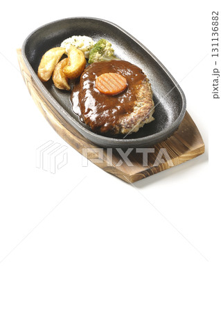 付け合わせでポテトフライ、ポテトサラダ、ブロッコリーが乗ってるハンバーグプレートを白背景で撮影 付け合わせでポテトフライ、ポテトサラダ、ブロッコリーが乗ってるハンバーグプレートを白背景で撮影 131136882