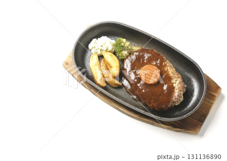付け合わせでポテトフライ、ポテトサラダ、ブロッコリーが乗ってるハンバーグプレートを白背景で撮影 付け合わせでポテトフライ、ポテトサラダ、ブロッコリーが乗ってるハンバーグプレートを白背景で撮影 131136890