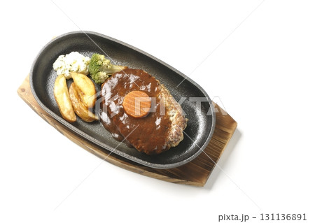 付け合わせでポテトフライ、ポテトサラダ、ブロッコリーが乗ってるハンバーグプレートを白背景で撮影 付け合わせでポテトフライ、ポテトサラダ、ブロッコリーが乗ってるハンバーグプレートを白背景で撮影 131136891