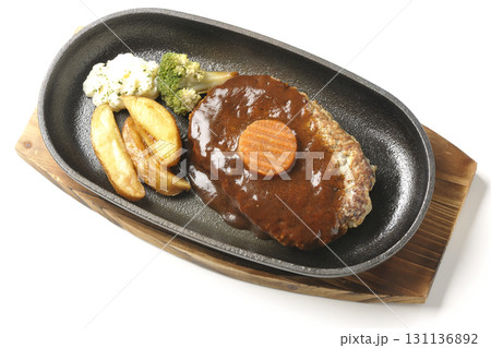 付け合わせでポテトフライ、ポテトサラダ、ブロッコリーが乗ってるハンバーグプレートを白背景で撮影 付け合わせでポテトフライ、ポテトサラダ、ブロッコリーが乗ってるハンバーグプレートを白背景で撮影 131136892