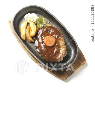 付け合わせでポテトフライ、ポテトサラダ、ブロッコリーが乗ってるハンバーグプレートを白背景で撮影 付け合わせでポテトフライ、ポテトサラダ、ブロッコリーが乗ってるハンバーグプレートを白背景で撮影 131136898