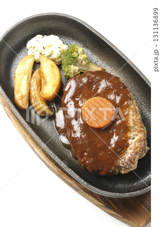 付け合わせでポテトフライ、ポテトサラダ、ブロッコリーが乗ってるハンバーグプレートを白背景で撮影 付け合わせでポテトフライ、ポテトサラダ、ブロッコリーが乗ってるハンバーグプレートを白背景で撮影 131136899