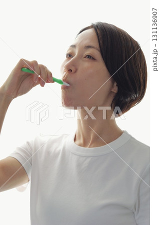 歯磨き女性 イメージ 歯磨き女性 イメージ 131136907