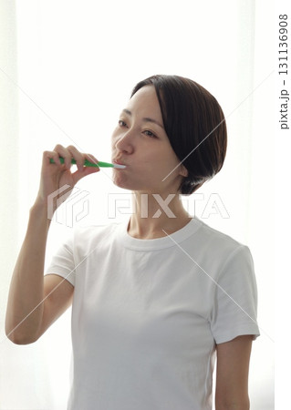 歯磨き女性 イメージ 131136908