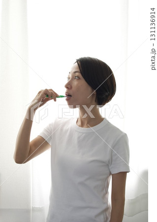 歯磨き女性 イメージ 歯磨き女性 イメージ 131136914