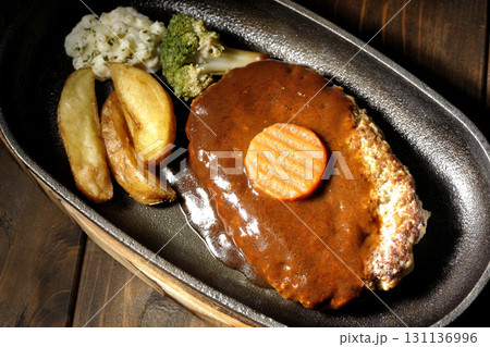 付け合わせでポテトフライ、ポテトサラダ、ブロッコリーが乗ってるハンバーグプレート 付け合わせでポテトフライ、ポテトサラダ、ブロッコリーが乗ってるハンバーグプレート 131136996