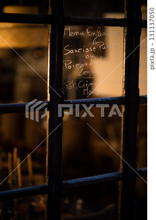 モンサンミッシェルに続く古い街並み 131137050