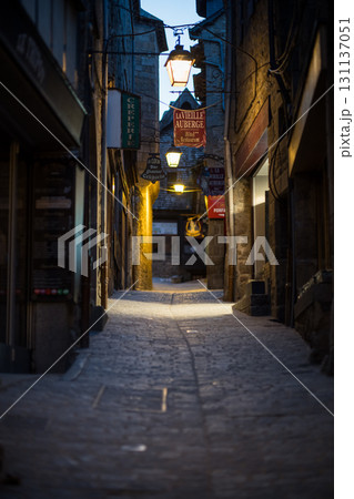 モンサンミッシェルに続く古い街並み 131137051