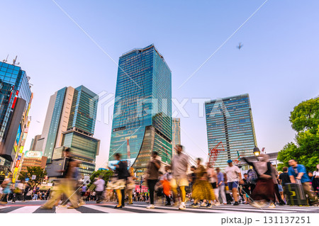 日本の東京都市景観2機航空機通過…インバウンド続く、外国人観光客らで溢れる渋谷スクランブル交差点… 日本の東京都市景観2機航空機通過…インバウンド続く、外国人観光客らで溢れる渋谷スクランブル交差点… 131137251