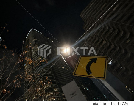 夜の夜景と標識 131137263