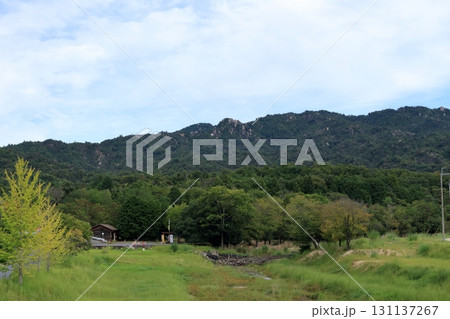 麓から見る金勝アルプスと岩場の風景 131137267