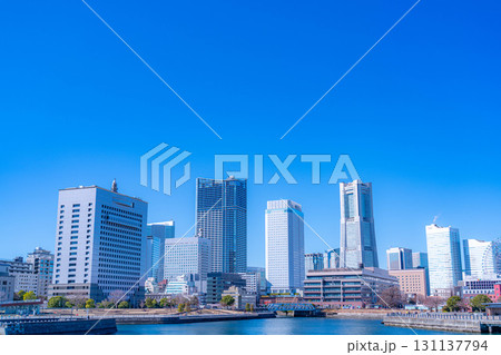 【都市風景】よく晴れた冬の日の横浜・大さん橋から見たみなとみらいの風景【神奈川県】 【都市風景】よく晴れた冬の日の横浜・大さん橋から見たみなとみらいの風景【神奈川県】 131137794