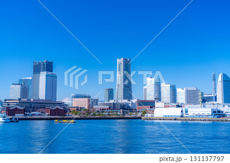 【都市風景】よく晴れた冬の日の横浜・大さん橋から見たみなとみらいの風景【神奈川県】 【都市風景】よく晴れた冬の日の横浜・大さん橋から見たみなとみらいの風景【神奈川県】 131137797