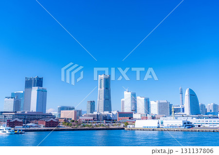 【都市風景】よく晴れた冬の日の横浜・大さん橋から見たみなとみらいの風景【神奈川県】 【都市風景】よく晴れた冬の日の横浜・大さん橋から見たみなとみらいの風景【神奈川県】 131137806