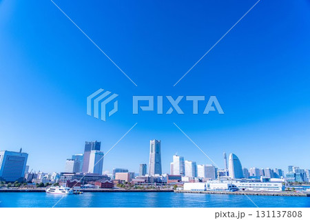 【都市風景】よく晴れた冬の日の横浜・大さん橋から見たみなとみらいの風景【神奈川県】 131137808