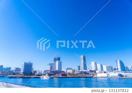 【都市風景】よく晴れた冬の日の横浜・大さん橋から見たみなとみらいの風景【神奈川県】 【都市風景】よく晴れた冬の日の横浜・大さん橋から見たみなとみらいの風景【神奈川県】 131137812