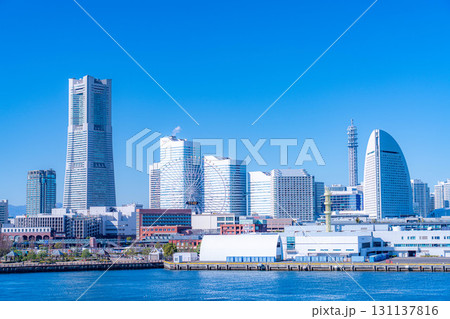 【都市風景】よく晴れた冬の日の横浜・大さん橋から見たみなとみらいの風景【神奈川県】 131137816