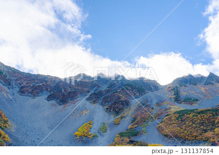 【紅葉素材】秋の紅葉が見ごろになった雲がわく涸沢カールの風景【長野県】 131137854