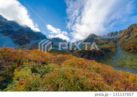 【紅葉素材】秋の紅葉が見ごろになった雲がわく涸沢カールの風景【長野県】 131137857