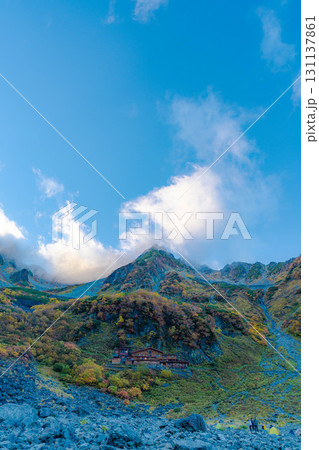 【紅葉素材】秋の紅葉が見ごろになった雲がわく涸沢カールの風景【長野県】 131137861