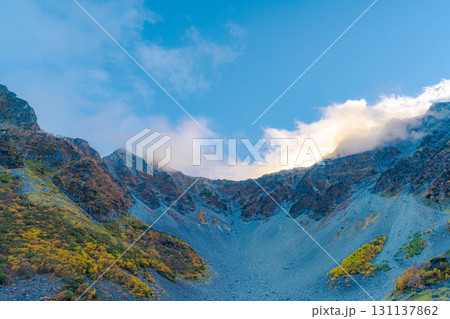 【紅葉素材】秋の紅葉が見ごろになった雲がわく涸沢カールの風景【長野県】 【紅葉素材】秋の紅葉が見ごろになった雲がわく涸沢カールの風景【長野県】 131137862