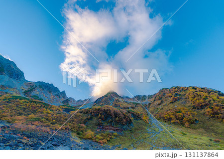【紅葉素材】秋の紅葉が見ごろになった雲がわく涸沢カールの風景【長野県】 131137864
