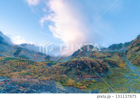 【紅葉素材】秋の紅葉が見ごろになった雲がわく涸沢カールの風景【長野県】 131137875