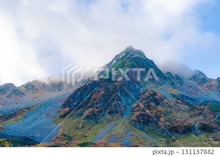 【紅葉素材】秋の紅葉が見ごろになった雲がわく涸沢カールの風景【長野県】 【紅葉素材】秋の紅葉が見ごろになった雲がわく涸沢カールの風景【長野県】 131137882