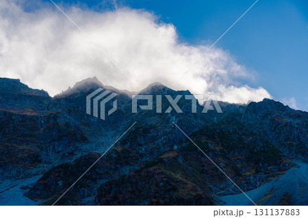 【紅葉素材】秋の紅葉が見ごろになった雲がわく涸沢カールの風景【長野県】 131137883