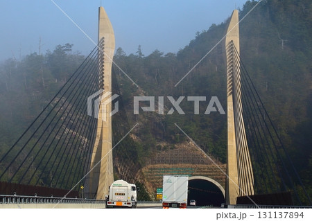 朝霧・近江大鳥橋・新名神高速道路【滋賀県甲賀市】 131137894