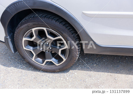 砂利道でも安定して走れるオールシーズンタイヤを履いた四輪駆動車 131137899