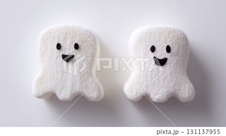 ハロウィンのおばけのマシュマロ 131137955