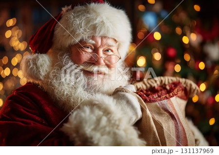 笑顔のサンタクロースとプレゼント袋のクリスマスポートレート 131137969