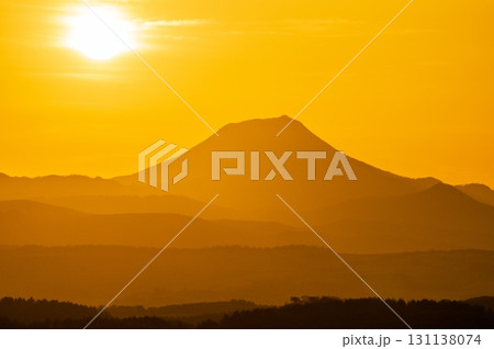 雄阿寒岳に日が沈む 雄阿寒岳に日が沈む 131138074
