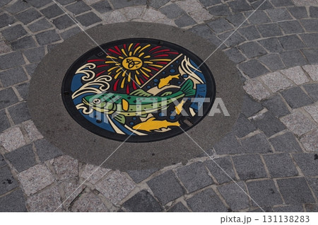 厚木鮎祭と花火大会をモチーフにしたマンホール蓋2 厚木鮎祭と花火大会をモチーフにしたマンホール蓋2 131138283