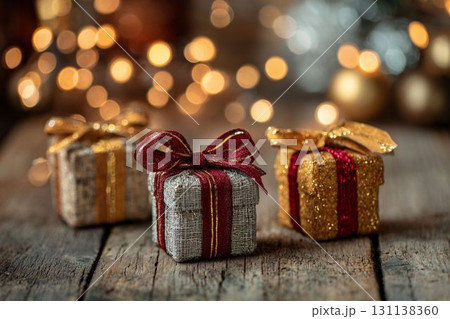 木製テーブルに並ぶ小さなクリスマスプレゼント 131138360