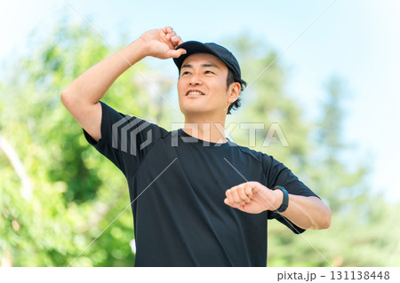 スマートウォッチを使い健康管理・ヘルスケアをするスポーツウェア姿の中年男性 131138448