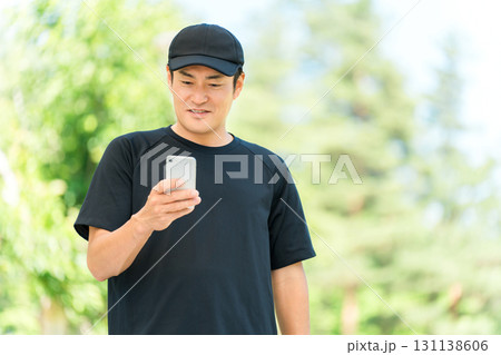 運動中にスマホで健康管理,ヘルスチェックする中年アジア人男性 131138606