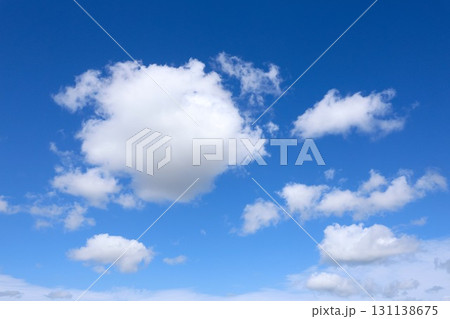青空と白い雲 131138675