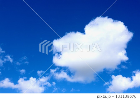 青空と白い雲 131138676