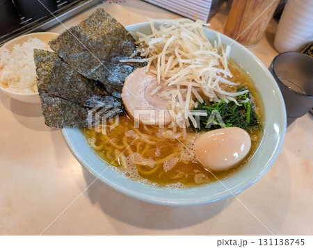 ラーメンのスープを飲む ラーメンのスープを飲む 131138745