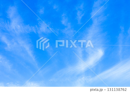 青空と雲とひこうき雲 131138762