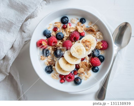 バナナとベリーをトッピングしたグラノーラボウルの朝ごはん 131138939