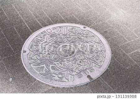 厚木市の楓をモチーフにマンホール蓋 131139308