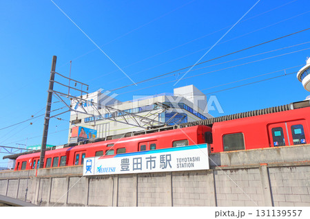 愛知県豊田市、名鉄豊田市駅に停車する電車の風景 131139557