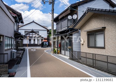 初秋の東城町の街並みとクランク状の道　広島県庄原市東城町 131139681